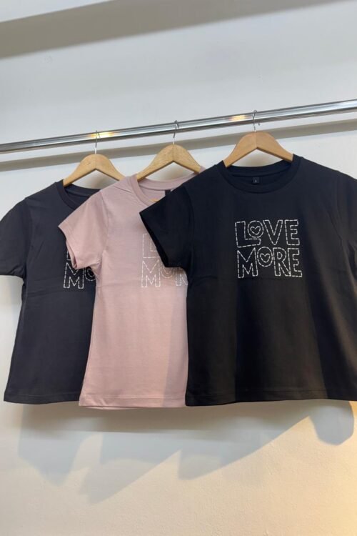 REMERA BASICA “LOVE MORE”
